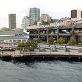 西雅圖市中心的水岸為雙層高架橋所佔據（圖片來源：廖桂賢）